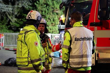 Feuerwehrleute berieten das weitere Vorgehen.
