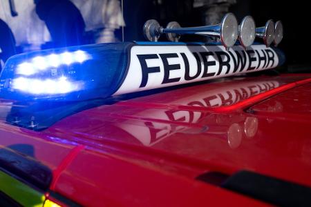 In Aschaffenburg und der Gemeinde Mainaschaff läuft ein großer Feuerwehreinsatz, nachdem bei einem Störfall in einem Betrieb eine Gaswolke freigesetzt worden ist. (Symbolbild).