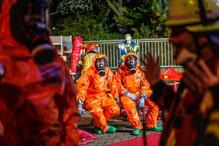Gaswolke über Aschaffenburg - Feuerwehrleute  mit Atemschutz im Einsatz