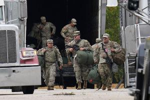 Mitglieder der Nationalgarde aus Texas sind in Illinois angekommen. 