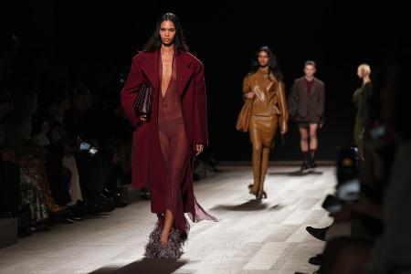 Weinrot ist im Herbst 2025 überall: So stylt man die Trendfarbe Weinrot ist im Herbst 2025 überall: So stylt man die Trendfarbe