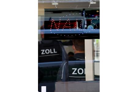 Unter falscher Identität hat ein Nageldesigner im Kreis Borken gearbeitet - der Zoll nahm ihn vorläufig fest. (Symbolbild)