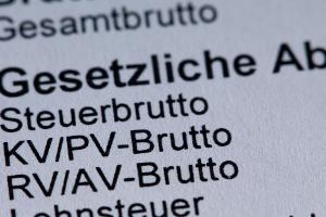 Die Beitragsbemessungsgrenze für die Krankenversicherung soll auf 5.812,50 Euro steigen. (Illustration)  