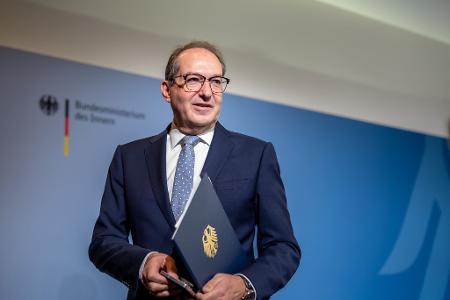 Bundesinnenminister Alexander Dobrindt nennt das neue Bundespolizeigesetz einen großen Wurf und kündigt den zügigen Aufbau neuer Strukturen zur Drohnenabwehr an. 
