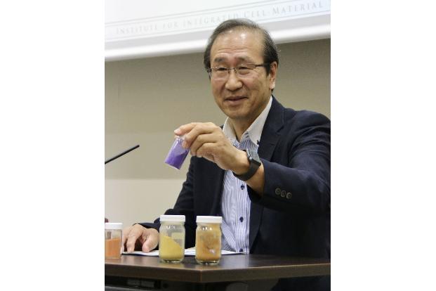 Kitagawa, Professor an der Universität Kyoto, hier mit einer Probe eines von ihm entwickelten porösen Materials. 