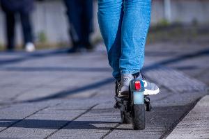 Neue E-Scooter sollen ab dem Jahr 2027 verpflichtend mit Blinkern ausgerüstet sein.