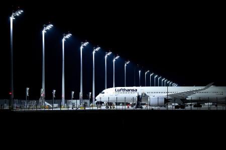 Zahlreiche Lufthansa-Jets könnten wegen eines Piloten-Streiks am Boden bleiben. Zahlreiche Lufthansa-Jets könnten wegen eines Piloten-Streiks am Boden bleiben.