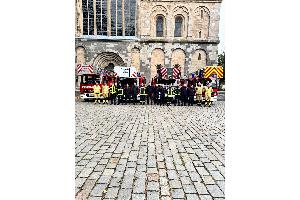 Ausbilderteam und Lehrgangsteilnehmer vor dem Xantener Dom