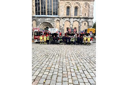 Ausbilderteam und Lehrgangsteilnehmer vor dem Xantener Dom