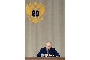 Kremlchef Putin im Obersten Gericht - einer der Richter ist wegen Korruption und Zuhälterei angeklagt. (Archivbild)