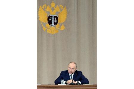 Kremlchef Putin im Obersten Gericht - einer der Richter ist wegen Korruption und Zuhälterei angeklagt. (Archivbild) Kremlchef Putin im Obersten Gericht - einer der Richter ist wegen Korruption und Zuhälterei angeklagt. (Archivbild)