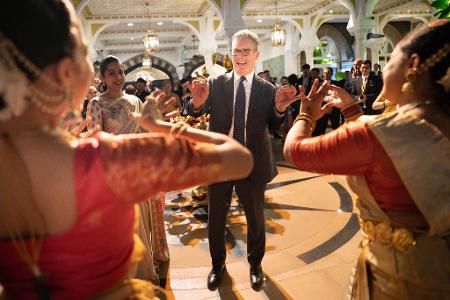 Der britische Premierminister Keir Starmer tanzt.