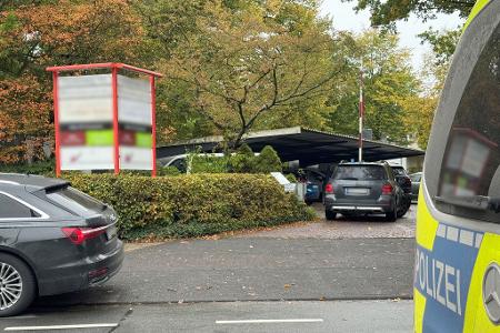 Großeinsatz der Polizei an Berufskolleg: Eine Schülerin wurde mit einem Messer angegriffen