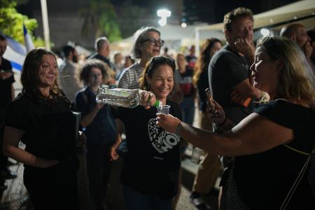 In Tel Aviv wurde bereits gefeiert. 