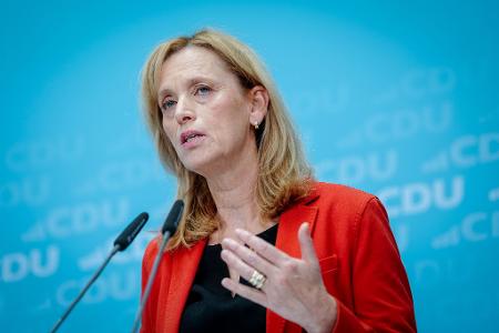Bildungsministerin Prien berichtet von Überlegungen unter Juden, ob sie sich vorsorglich ein Finanzpolster im Ausland anlegen sollen. Bildungsministerin Prien berichtet von Überlegungen unter Juden, ob sie sich vorsorglich ein Finanzpolster im Ausland anlegen sollen.