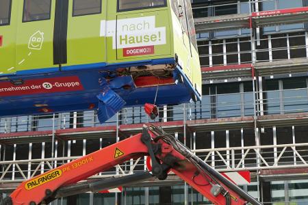 In Absprache mit dem Betreiber wurde der Ladekran vorsichtig eingefahren.