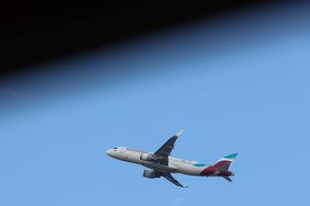 Am Mittwochabend musste ein Eurowings-Flieger kurz nach Abflug wieder zum Hamburg Airport zurückkehren. (Archivbild) Am Mittwochabend musste ein Eurowings-Flieger kurz nach Abflug wieder zum Hamburg Airport zurückkehren. (Archivbild)