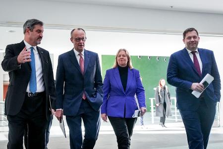 Zufriedene Gesichter nach langer Nachtsitzung: Die Koalition einigt sich bei mehreren Streitthemen. Zufriedene Gesichter nach langer Nachtsitzung: Die Koalition einigt sich bei mehreren Streitthemen.