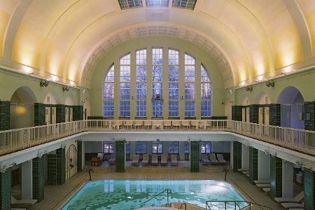 Blick aufs Schwimmbecken im Holthusenbad in Hamburg