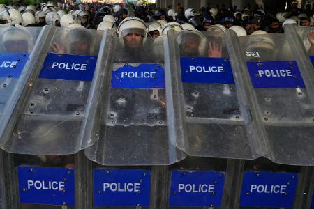 Schildwall: Pakistanische Polizisten beziehen Position am Rande eines pro-palästinensischen Marsches auf Islamabad. 