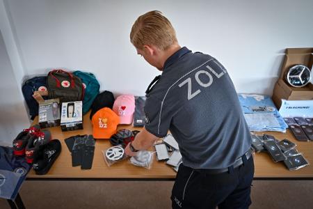 Zollbehörden beschlagnahmten in der EU auch 2024 eine große Menge an gefälschten Produkten. Zollbehörden beschlagnahmten in der EU auch 2024 eine große Menge an gefälschten Produkten.