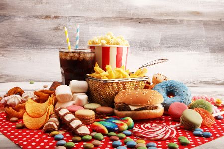 Großbritannien schiebt Junkfood-Werbung den Riegel vor