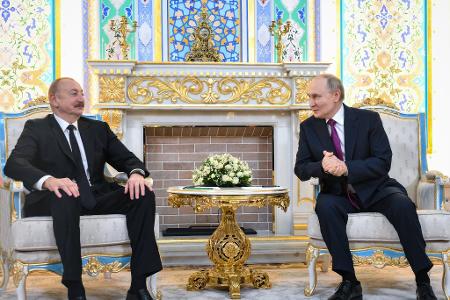 Der aserbaidschanische Präsident Ilham Aliyev hat Kremlchef Wladimir Putin öffentlich gedankt für die Aufklärung des Flugzeugabsturzes im Dezember vorigen Jahres. Der aserbaidschanische Präsident Ilham Aliyev hat Kremlchef Wladimir Putin öffentlich gedankt für die Aufklärung des Flugzeugabsturzes im Dezember vorigen Jahres.