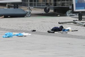 Die Polizei hat auf einer belebten Einkaufsstraße in Düsseldorf einen bewaffneten Mann niedergeschossen und schwer verletzt. 