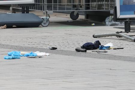 Die Polizei hat auf einer belebten Einkaufsstraße in Düsseldorf einen bewaffneten Mann niedergeschossen und schwer verletzt.  Die Polizei hat auf einer belebten Einkaufsstraße in Düsseldorf einen bewaffneten Mann niedergeschossen und schwer verletzt.