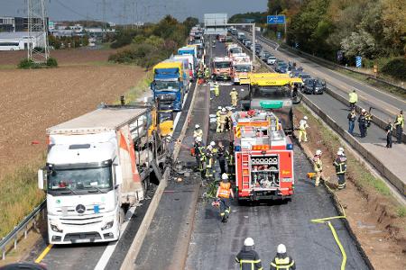 Die A59 wurde zunächst in beide Richtungen gesperrt.