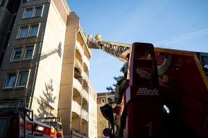 © Feuerwehr Dresden
 Symbolbild: Eine Drehleiter kommt zum Einsatz.