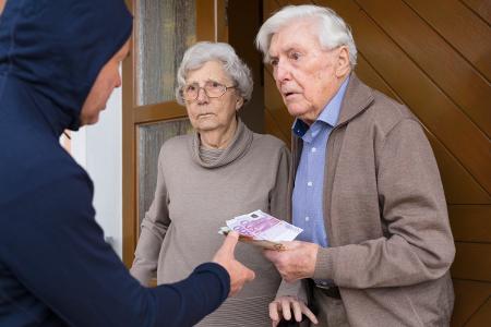 Symbolbild Senior an Haustür