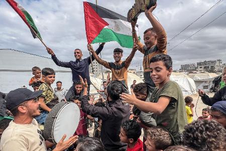 Palästinenser feiern die Einigung auf die Feuerpause 