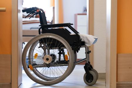 Wer alt wird, wird häufiger krank. Eine alternde Bevölkerung bedeutet für die Krankenkassen stark steigende Ausgaben. (Symbolbild) Wer alt wird, wird häufiger krank. Eine alternde Bevölkerung bedeutet für die Krankenkassen stark steigende Ausgaben. (Symbolbild)