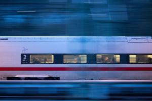 Die Ticketpreise bei der Bahn bleiben nach dem Fahrplanwechsel Mitte Dezember überraschend stabil. (Archivbild)