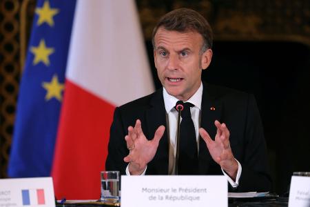 Macron berät mit den Parteispitzen über einen Ausweg aus der Regierungskrise (Archivbild). Macron berät mit den Parteispitzen über einen Ausweg aus der Regierungskrise (Archivbild).