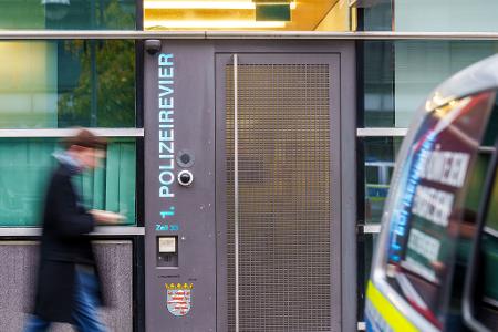 Der Verdacht gefährde das Ansehen der Polizei, sagt der Frankfurter Polizeipräsident. Der Verdacht gefährde das Ansehen der Polizei, sagt der Frankfurter Polizeipräsident.