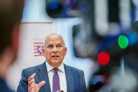 Hessens Innenminister Roman Poseck (CDU) behält die weiteren Ermittlungen gegen 17 Frankfurter Polizisten im Blick.