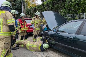 Katze wird aus Motorraum befreit. Foto: Feuerwehr Kleve