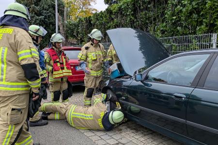 Katze wird aus Motorraum befreit. Foto: Feuerwehr Kleve