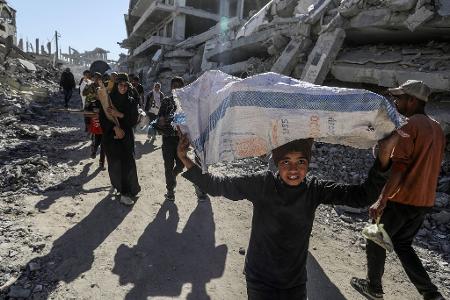 Hoffnungsvolle Heimkehrer: Vertriebene Palästinenser kehren in ihre Häuser zurück, nachdem sich die israelische Armee aus einigen Gebieten östlich von Chan Junis im südlichen Gazastreifen zurückgezogen hat. Israel und die Hamas haben sich auf die erste Phase eines Friedensplans zur Beendigung der Kämpfe geeinigt.