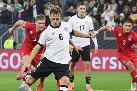 ABWEHR: Joshua Kimmich - Note: 1,5 - Wurde überraschend wieder auf die rechte Abwehrseite beordert. Rückte im Ballbesitz aber häufig ins Zentrum ein. Hatte von dort großen Einfluss auf das deutsche Spiel und war mit seinem Doppelpack der Spieler des Spiels. Zeitweise fehlte auch bei ihm aber etwas die Passschärfe.