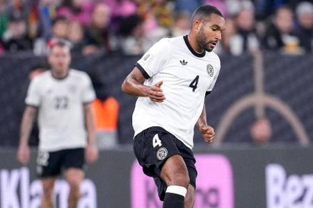 Jonathan Tah - Note: 3,0 - Musste durch das Einrücken von Kimmich zumindest manchmal auf der rechten Seite aushelfen. Löste diese Szenen meist durch abwartendes Zustellen der heißen Zone. Ließ immerhin einen Abschluss der Gäste zu und verschätzte sich später vereinzelt beim Rausschieben. Gegen diesen Gegner fiel das allerdings überhaupt nicht ins Gewicht.