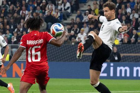 Leon Goretzka - Note: 2,5 - Sorgte in vielen Szenen aus dem Zentrum heraus für gute Strafraumbesetzung. War gerade in der heizen Zone mit seiner Robustheit sehr auffällig. Kam selbst zu Kopfballchancen und harmonierte gut im Zusammenspiel mit den Bayern-Kollegen. Hätte sich wiederholt selbst belohnen können.
