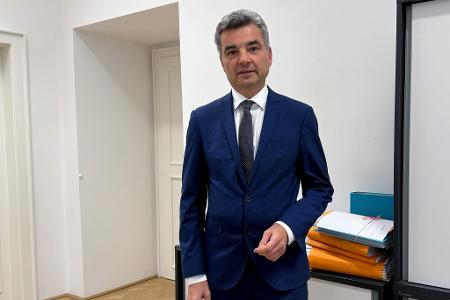 In Österreich sieht der oberste Anwalt der Republik, Wolfgang Peschorn, Parallelen zwischen dem Zusammenbruch des Signa-Imperiums und dem des deutschen Zahlungsdienstleisters Wirecard.