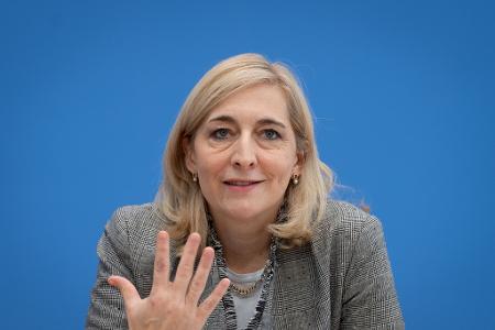 Ministerin Warken will Beitragserhöhungen abwenden. (Archivbild)