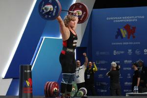 Gewichtheberin Klug wird bei der WM starke Sechste