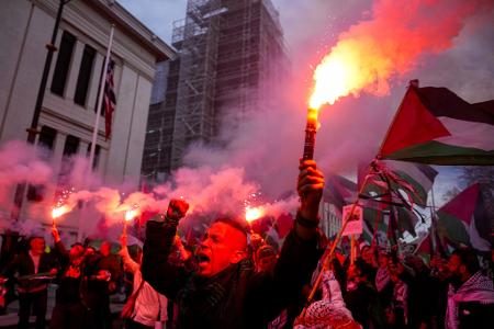 Propalästinensische Demonstranten gehen vor dem Fußball-WM-Qualifikationsspiel zwischen Norwegen und Israel in Oslo auf die Straße. 