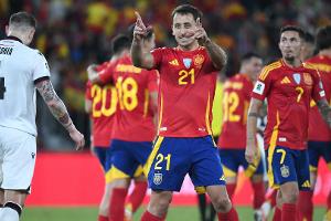 Spanien siegt locker, Kantersieg für die Türkei