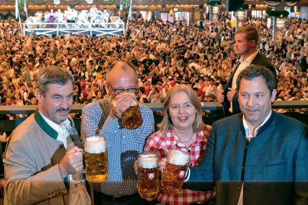 Auch wenn Markus Söder eigentlich nicht gerne Bier trinkt - fürs Foto auf dem Oktoberfest gehört auch für ihn der Maßkrug natürlich dazu. (Archivbild)